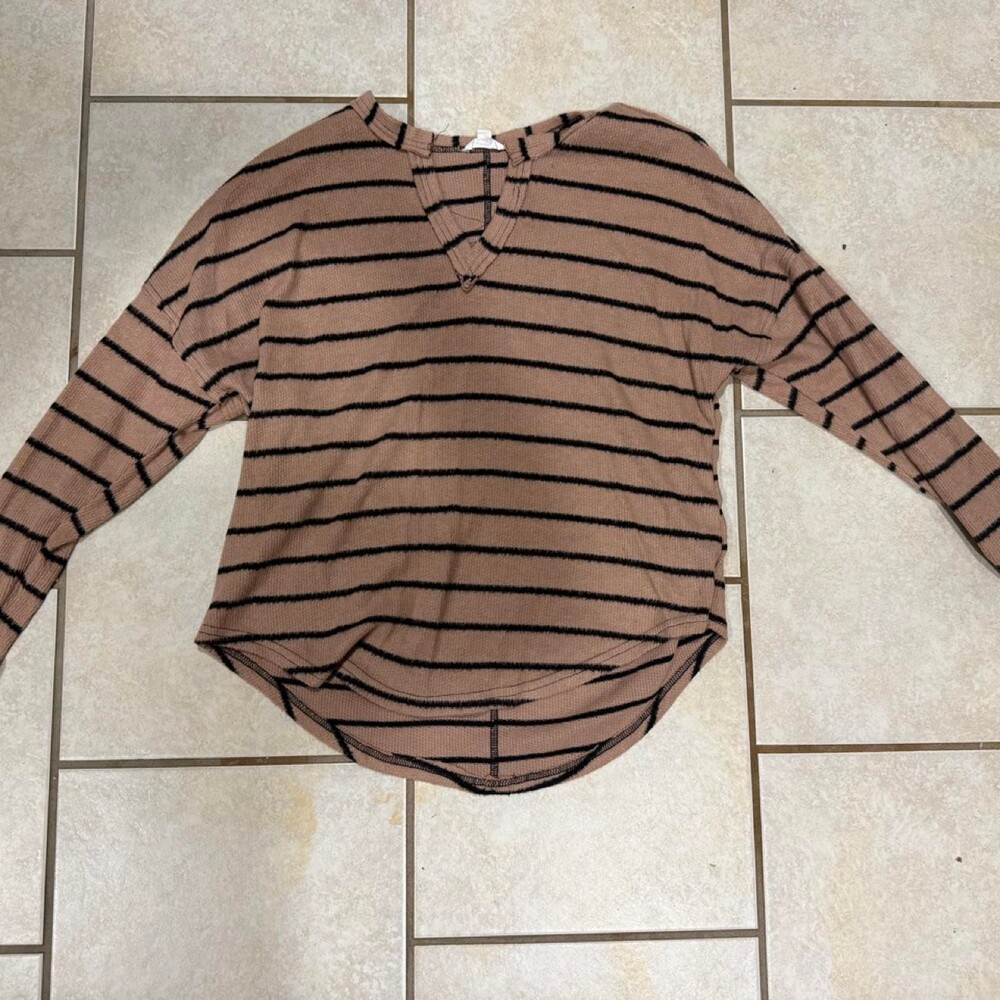 Blu Pepper women’s brown striped long sleeve top with button detail. Size S #str